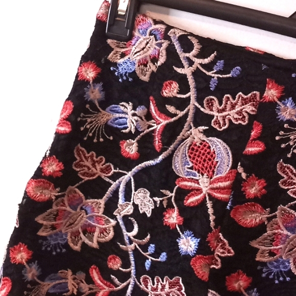 AKIRA High Waisted Embroidered Floral Print Shorts - Picture 2 of 9